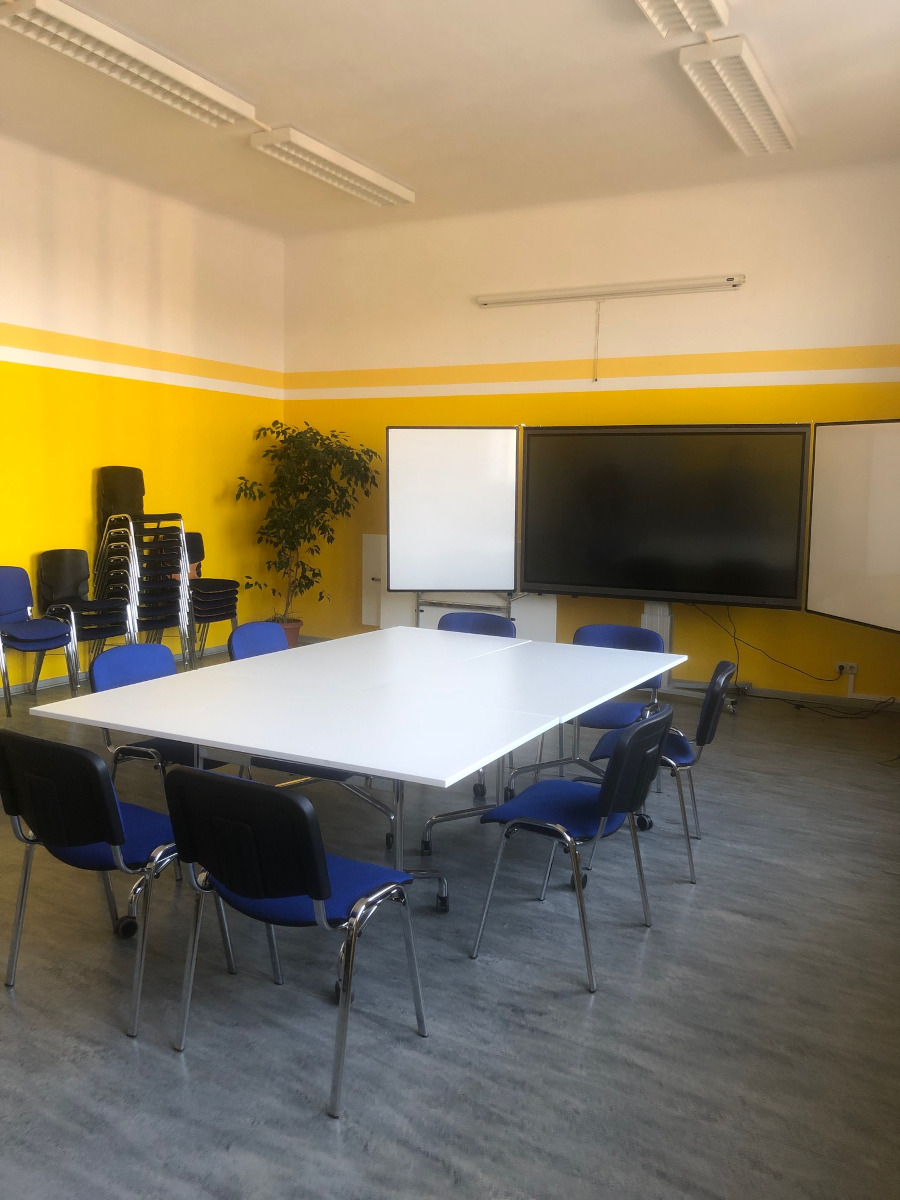 Ausstattung der Seminarräume mit Videoprojektor und digitaler Tafel